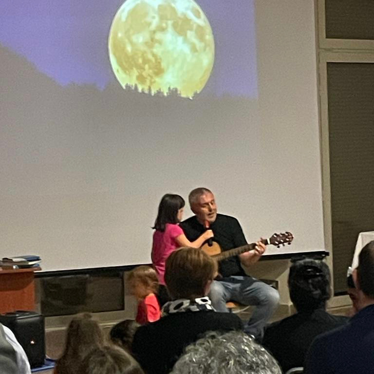 Uno spettacolo improvvisato e inatteso con te che mi sostieni il microfono mentre canto “Mi sono perso” è l’immagine perfetta che guida e sostiene ogni mia parola. 🥰 Grazie piccola Anna ❤️ [Alpe di Poti]