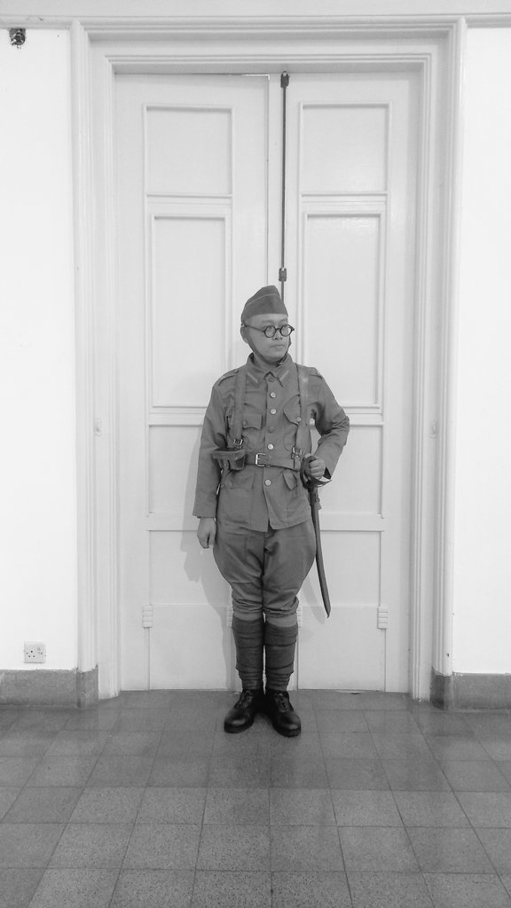 Seorang spandrig  Koninklijk Nederlands Indisch Leger  sedang piket jaga di Batalion XII, Meester Cornelis, Batavia, sekitar 1940.

Voor vorst en vaderland!