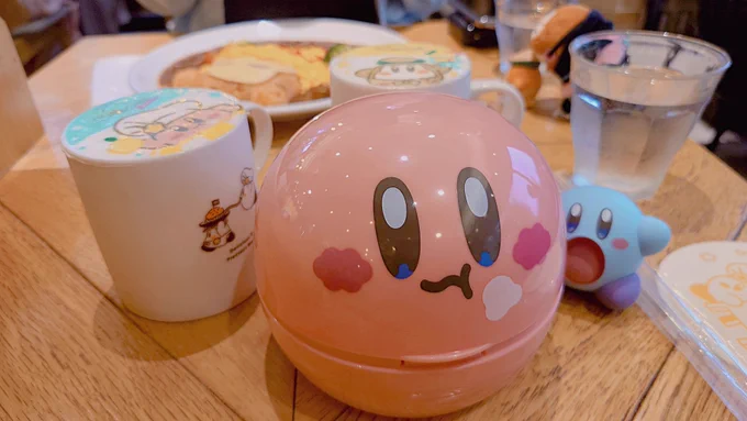 カービィカフェ行ってきた!!!!ロコモコもおいしかったけど、パンケーキがうますぎて感動した!! 他人の誕生日祝い放題で楽しい
