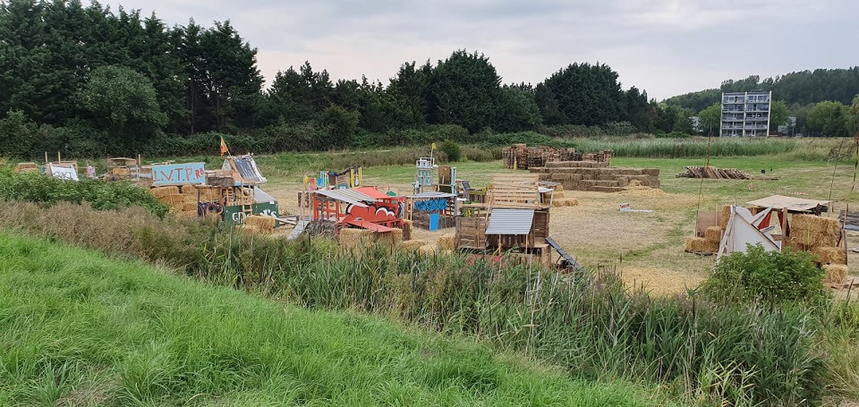 IKouwenhoven's tweet photo. In #Westpark #Groningen is de bouw van het #Timmerdorp in volle gang. Wil je daar de komende weken ook je steentje als bouwbegeleider aan bijdragen? Bel 06 51 96 4 63. Je bent van hβ€οΈrte welkom! https://t.co/b65lcus01m
