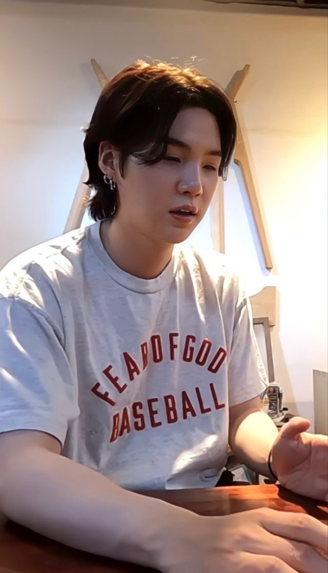 Semua cewe independen cuma mau pulang ke rumah, ngecopot topeng &amp; kostum wonder woman-nya, berkeluh kesah &amp; bersandar, dipuk2, &amp; ditanyain “hari ini capek bgt ya, Sayang? Aku udh masakkin buat kamu” sama Min Yoongi.