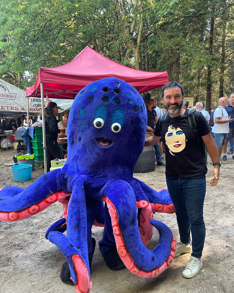 sapoconcho's tweet photo. Din o Señor Polbo que hoxe no Carballiño co niki de Rosalia non esta permitido pasar fame. Teremos que facerlle caso…
#FestadoPolbo23 #Carballiño #octopus🐙 #pulpo #polbo #pop #galizacalidade #Galiza 🤍💙🤍 https://t.co/YUvAjnJpV7