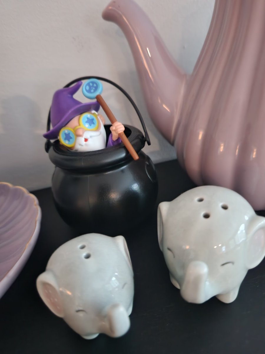 VeefriendsEdits's tweet photo. Hey @veefriends

Someone better #RollThru and help Me get #WilfullWizard out I'd this cauldron.... 

He's fallen and he can't get up!!!!! https://t.co/FWYI01mSPw