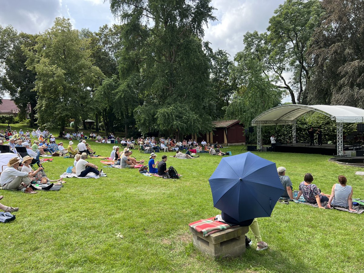 MoritzburgFest's tweet photo. Wine, culinary delights and the finest chamber music at our music picnic at Proschwitz Castle. Thanks to our wonderful Moritzburg Festival Academy! 👏🎶 #proschwitz #music #chambermusic https://t.co/snOBcCO1Iu