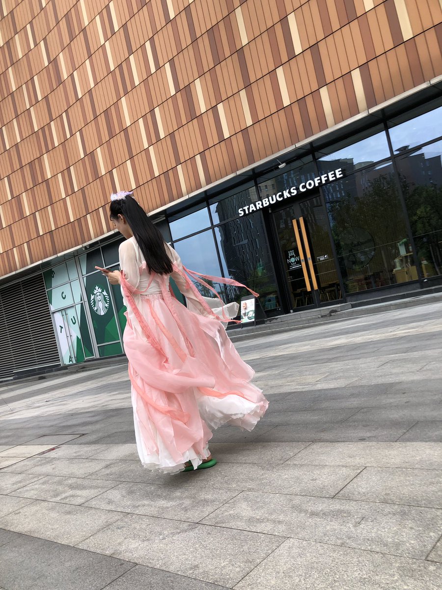 现代科技驱散了人们心中的幻梦，而商业文明则培养了精明实在的计较。古典的飘逸散淡作为生活态度大概是再也不可能了。我无意夸张文学在现实生活中的价值，也素不以守卫传统文化为己任，只是从个人经验说，觉得在焦虑烦躁的时分，偶尔能回到文学、回到诗意的心情，还是好的。