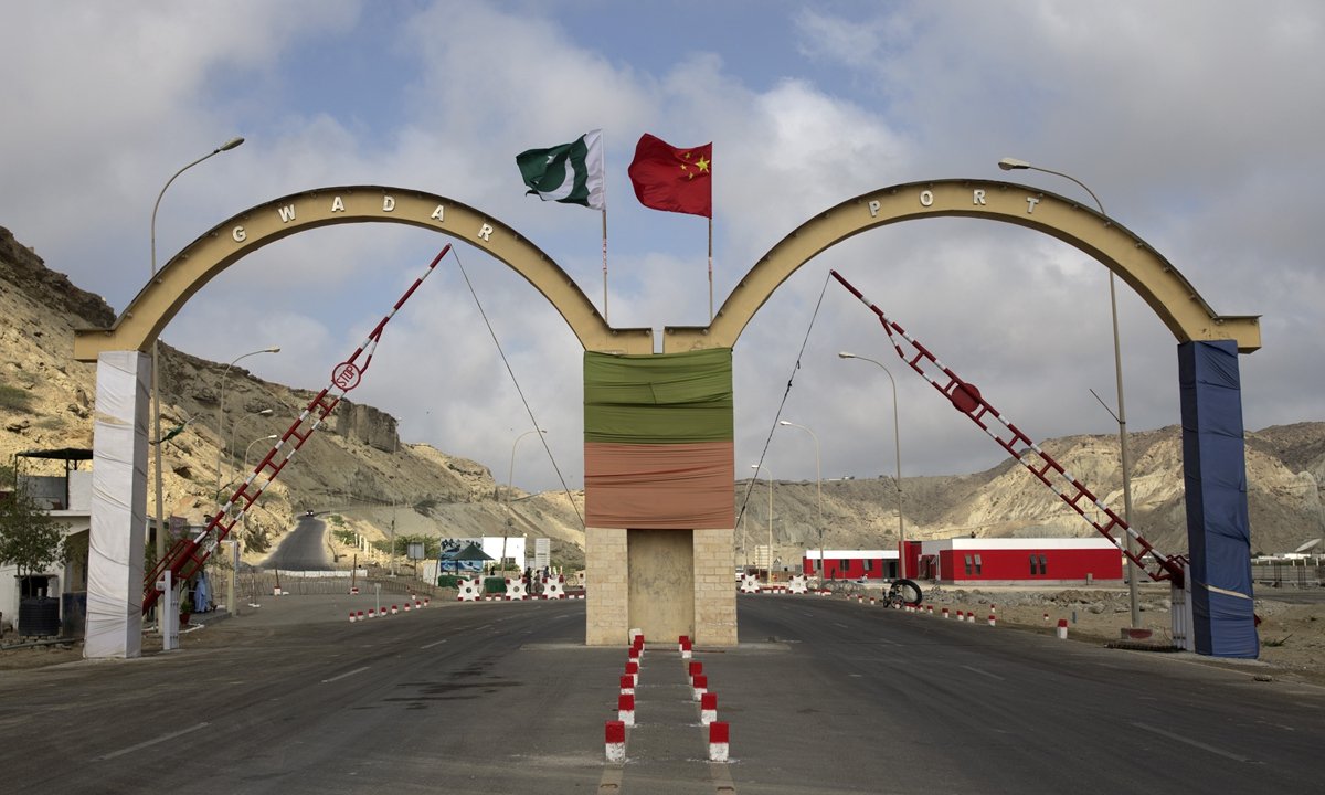 shen_shiwei's tweet photo. My exclusive information on🇨🇳🇵🇰a Chinese convoy of engineers attacked near the #Gwadar police station in #Pakistan.
▪️ I got the exclusive picture of the vehicle attacked.
▪️ The convoy of three SUVs and a van, all bulletproof, carried 23 Chinese personnel.
▪️ No one got hurt and all safely return to the port.
▪️ An IED exploded during the attack and the van was shot at, creating cracks in the glass.