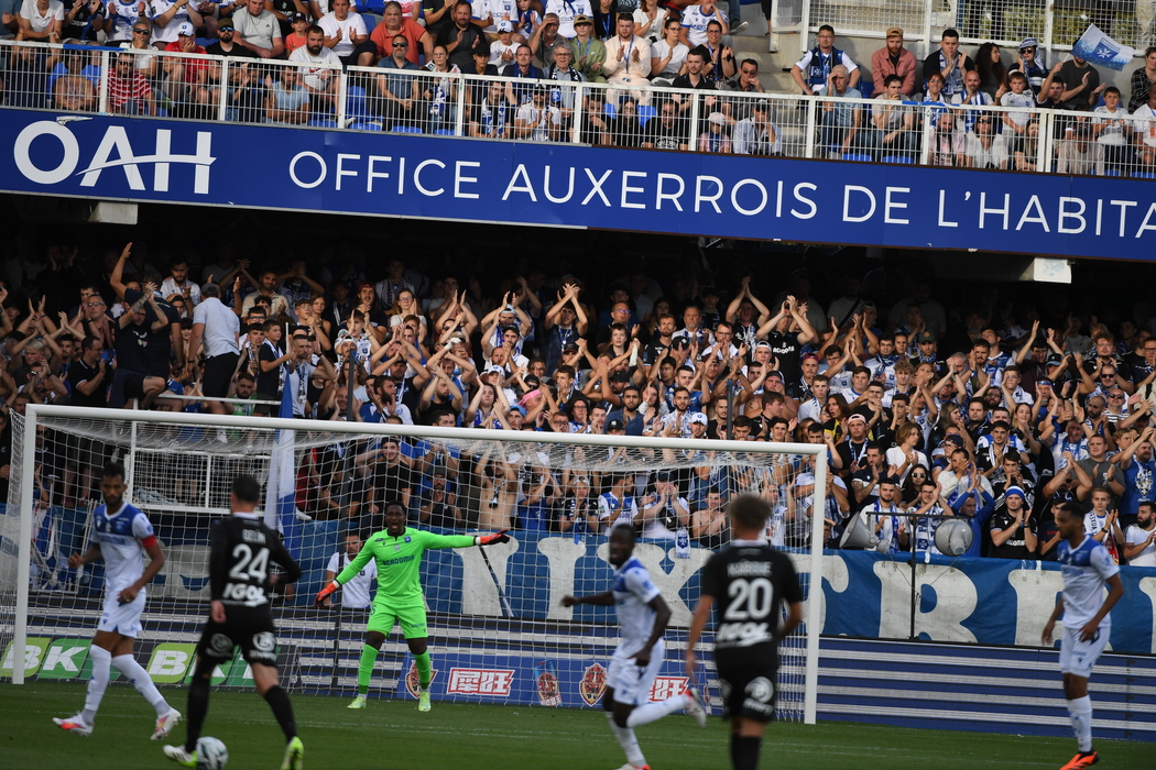 lyonne_fr's tweet photo. Les images fortes du retour de l'AJA à l'Abbé-Deschamps
@AJA @Ligue2BKT #AJAASC
https://t.co/VAwtBS4mak https://t.co/xtyS3esiZ3