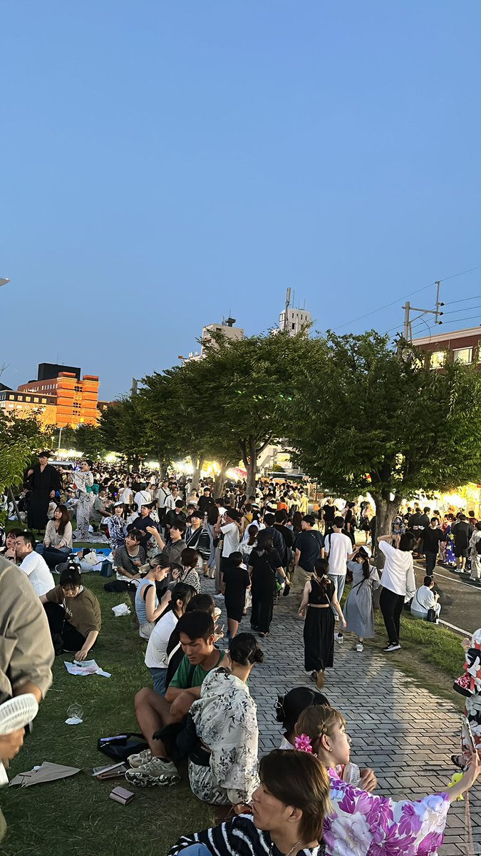 aiterre's tweet photo. 関門海峡花火大会
人が多いー https://t.co/jB0pXbdguW