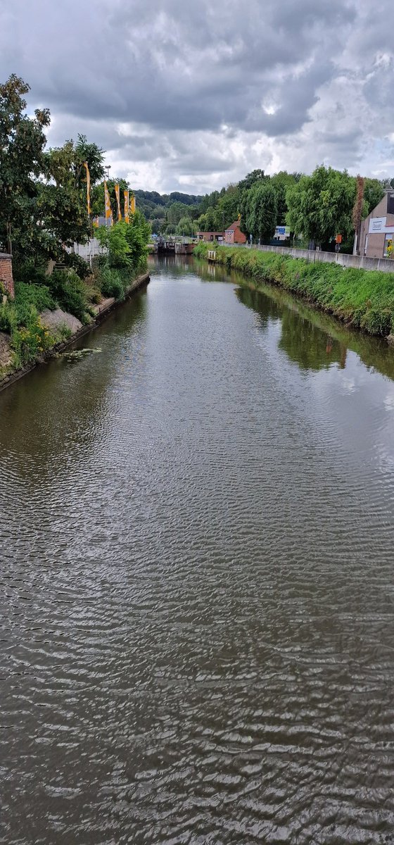 Martin1960's tweet image. #Geraardsbergen, fraai gelegen aan de #Dender, gaat er prat op te beschikken over een beeldje van Manneken Pis dat ouder is dan dat in Brussel... 😎☁️🚴‍♀️ Eerst maar iets eten op de gezellige Grote Markt. Die #Muur loopt immers niet weg... 🙄
