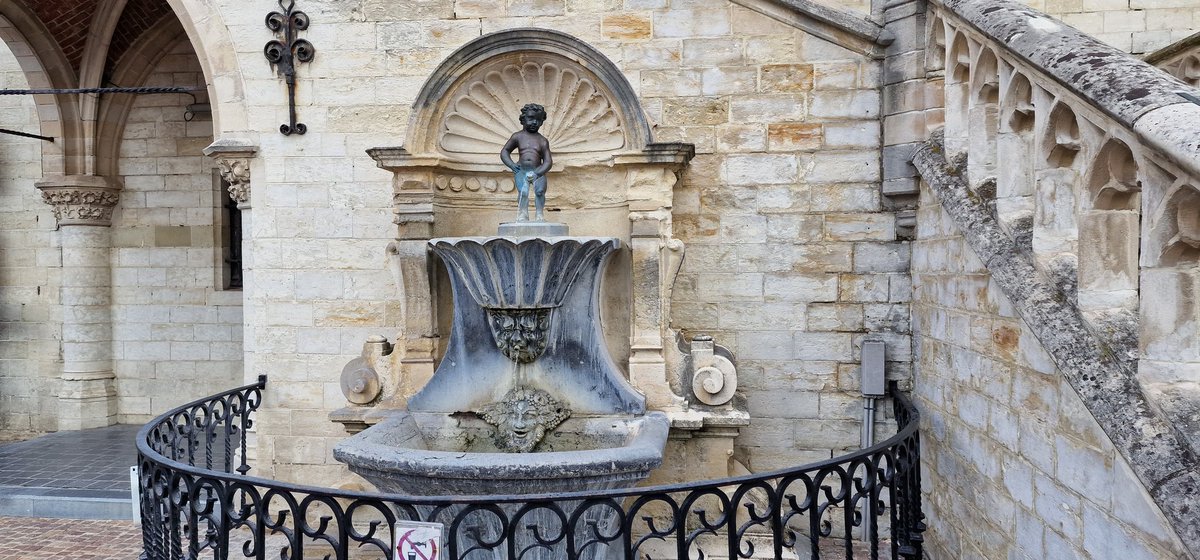 Martin1960's tweet image. #Geraardsbergen, fraai gelegen aan de #Dender, gaat er prat op te beschikken over een beeldje van Manneken Pis dat ouder is dan dat in Brussel... 😎☁️🚴‍♀️ Eerst maar iets eten op de gezellige Grote Markt. Die #Muur loopt immers niet weg... 🙄