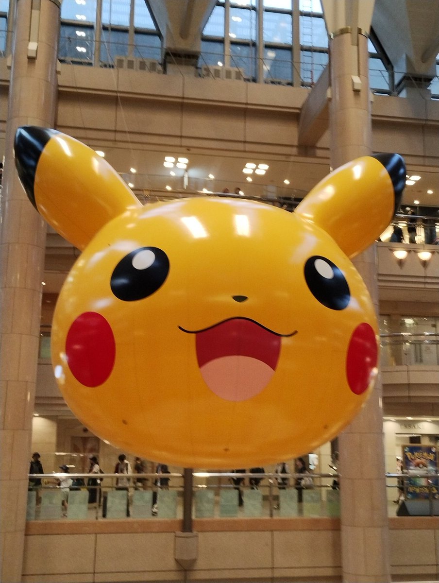 2222Tanuki's tweet photo. ランドマークプラザのピカチュウバルーン。 #ポ��モンWCS2023 #ピカチュウ #PokemonWorlds https://t.co/3OH5xkstHK