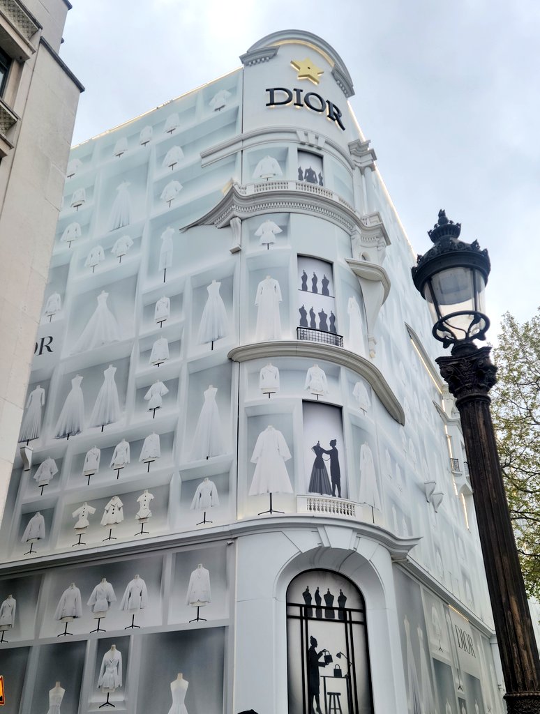 MichelleMoggio's tweet photo. On a cloudy day, #Dior looks like it grew out of thin air #TheParisEffect #Oaris #architecture #design #ChampsElysees #travel https://t.co/QNECSwnRgZ