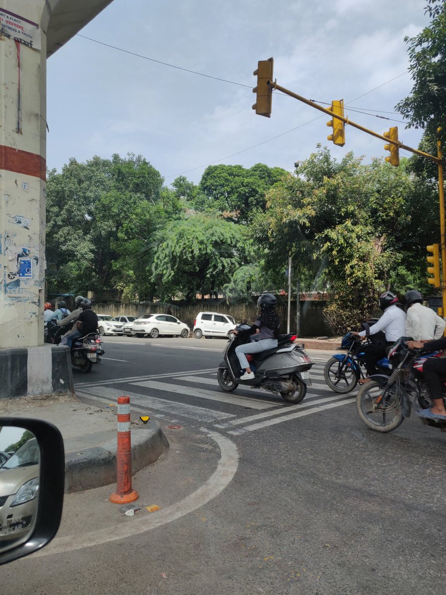 DrDhirajSingh's tweet image. 🚦 @dtptraffic! 🛵 Daily bike-caused jams near Tis Hazari are commuter&apos;s nightmare. Urgent action 9:30-11:30 AM, Mon-Fri. Videos: ISBT to Tis Hazari, pillars 35/41 (10:26-10:33 AM), Fri Aug 11. Untangle this! #TrafficWoes #DelhiTraffic