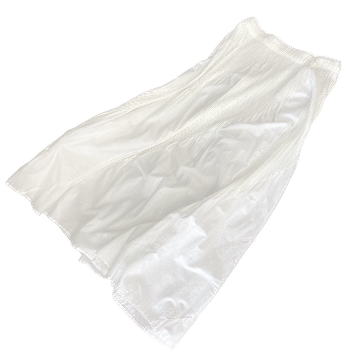 vector_chokuei's tweet photo. 《ベクトル成城店カネコのPLEATSPLEASE習慣偏愛コラム》

PLEATS PLEASE
17SS COTTON×POLYESTER SKIRT
PRICE: ¥35,800-

そよ風のようなシルエット。儚げな雰囲気が草原でのピクニックを連想させます。

綿ローン×ポリエステルの異素材で構築された一枚。あまり見かけないドッキングですが、パターンと色味でバランスが取られているのがポイントです。従来のPLEATS PLEASEでは実現できなかったフレアなシルエットが、優しげな印象を演出してくれます。PLEATS PLEASEは今回紹介した異素材同士のドッキングの他に、2003年からポリエステルのなかに綿を織り込んだ製品も発売しています。素材にも注目してPLEATS PLEASEの世界をより楽しみたいですね。

https://t.co/imwl1egqtI

https://t.co/3PuFWb332y

ーーーーーーーーーー

#vector #ベクトル #直営店 #買取 #古着 #古着買取 #高価買取 #古着好きと繋がりたい #古着好きさんと繋がりたい #古着通販 #フォロー大歓迎 #instagood #follow #followme #pleatsplease #pleatspleaseisseymiyake #isseymiyake #pleatspleaselover #pleatspleasesecond #pleatspleaseeveryday #everydaywithPLPL #isseymiyakevintage  #イッセイミヤケを着て旅に出よう
#nike
#airharuache