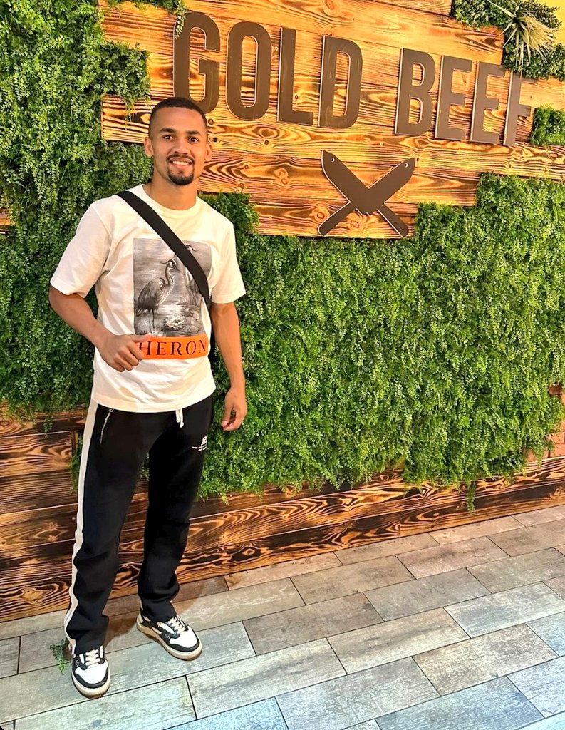 Gp_013's tweet photo. 🔵⚪ Iliman Ndiaye 🇸🇳 était de passage au Gold Beef 🍽️ 🥩

#TeamOM 📸👈 https://t.co/jPdzMqsRcG