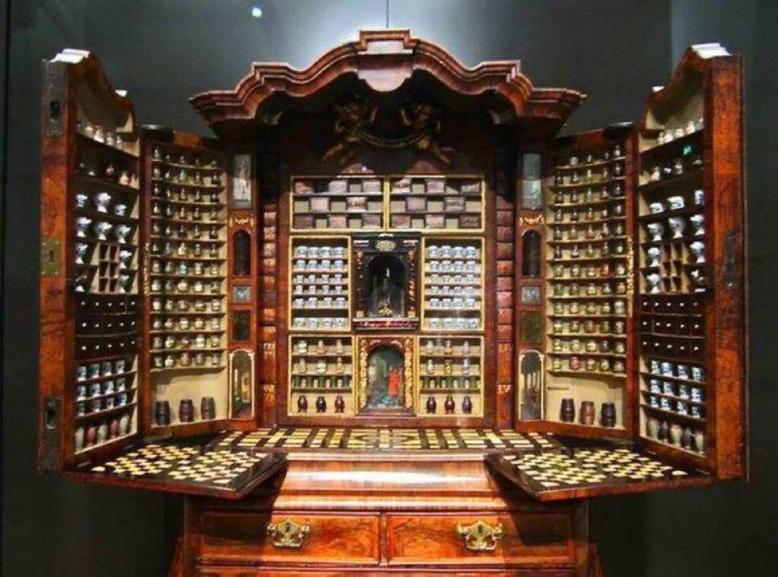 There are apothecary's cabinets and then there‘s THIS apothecary's cabinet, which is about as extra as it gets. Made in 1730, a set of secret drawers is hidden behind the central painted panel, and there’s something magical about the whole thing! Via Riijksmuseum.