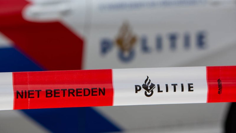 POL_Tilburg's tweet photo. #Haghorst #Wilhelminadijk Twee jongens hebben om 12.20 uur alarm geslagen toen ze een stoffelijk overschot in het water zagen drijven. AT komt t.p. om de overledene te bergen. Recherche gaat onderzoek doen naar toedracht, daarom is plek als Plaats Delict ingericht. #politie https://t.co/M6p6p2sV39