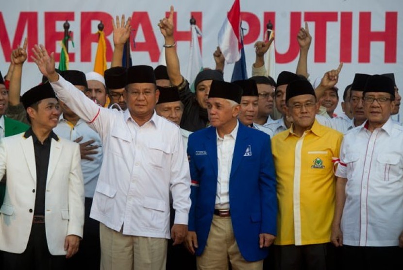 Pak Ganjar mirip Jokowi , walau lawan sebelah coba mengintimidasi dgn bergabungnya dua partai lain ke kubu Ayah Bowo sprti pada thn 2014, tapi dgn adanya dukungan Rakyat, pastinya tetap Pak @ganjarpranowo yg akan mnjdi The Next President RI 😍🤟 #semutlawangajah