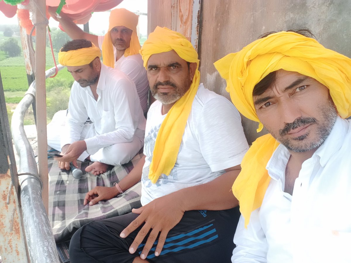 SaharanKisan's tweet photo. साथियो 4 महीने धरना चलते ओर 13 दिन से नारायनखेड़ा टँक��� पर है,20 साथी नीचे भूखहड़ताल पर  ,किसान मरने को हैं, हर घड़ी कूदने की सोच रहे हैं। dda से लेकर dc तक कुछ नही कर रहे हमे लगता है सब कम्पनी से मिले हुए हैं जल्दी संज्ञान ले। https://t.co/Yyx70WdeFp