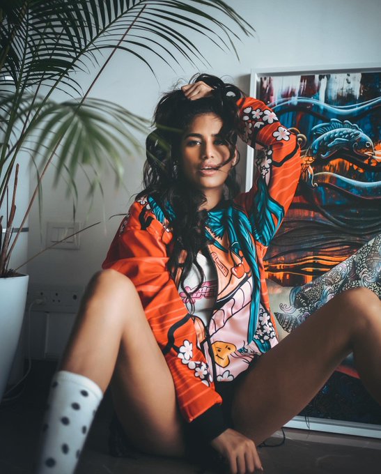 She is a wild tangled forest with temple &amp; treasures concealed within.. #sundayvibes https://t.co/fK<a href="/tag/sundayvibes"class="tags"><span>#sundayvibes</span></a>