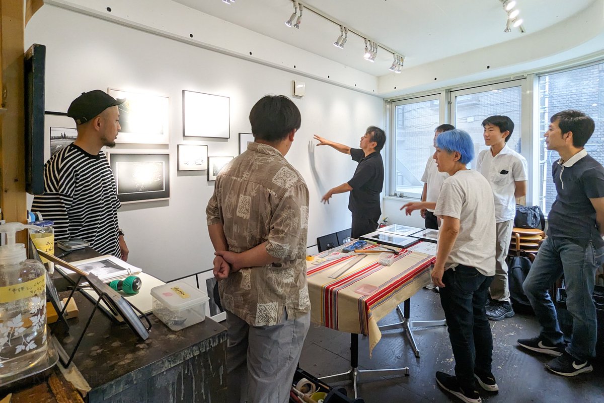 51foto's tweet photo. 第8回Valoy展搬入中。
Leitz社のヴァロイという引伸機で印画紙プリントした銀塩写真、更に「島」で撮影したイメージ限定の展示。

8/16(水)〜27(日)まで、祐天寺ペーパープールで開催します。

僕は台湾の基隆島で撮ったモノクロプリント2枚を展示します。

よろしくお願いします😋

#Valoy
#Valoy展 https://t.co/BGM231eg9j