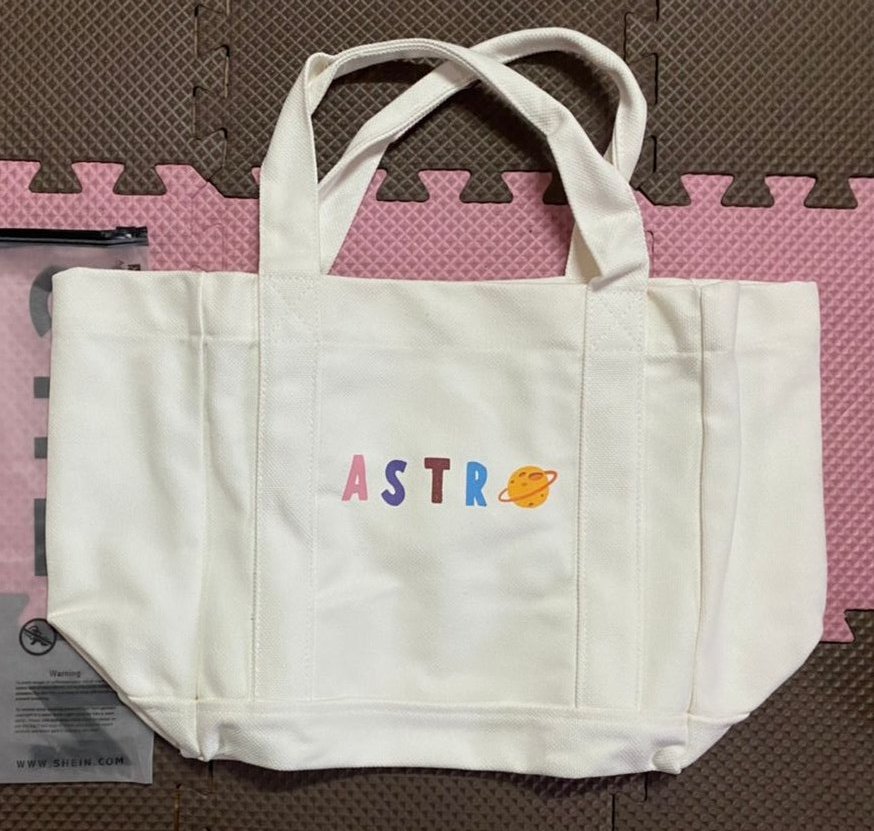 syaubiabha's tweet photo. Astrostuffs White Totebag

🛍️ RM150 exc postage
🛍️ Condition: 10/10
🛍️ New/never used
🛍️ Rts: I have 2, nak let go 1 
🛍️ DM for more pic/vid/details

#PasarBL #bbrightvc #astrostuffs https://t.co/sdbOaGk7Ec