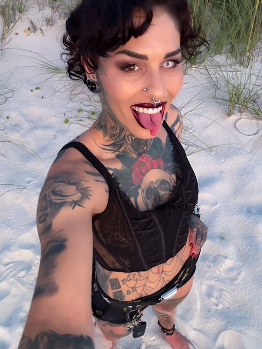 Don&rsquo;t give a damn what anyone thinks of your aesthetic&mdash; embrace your creativity! 🔥 Goth out! 🖤🤘🏽🕷️ https://t<a href="/tag/mondaymood"class="tags"><span>#mondaymood</span></a><a href="/tag/mistressmonday"class="tags"><span>#mistressmonday</span></a>