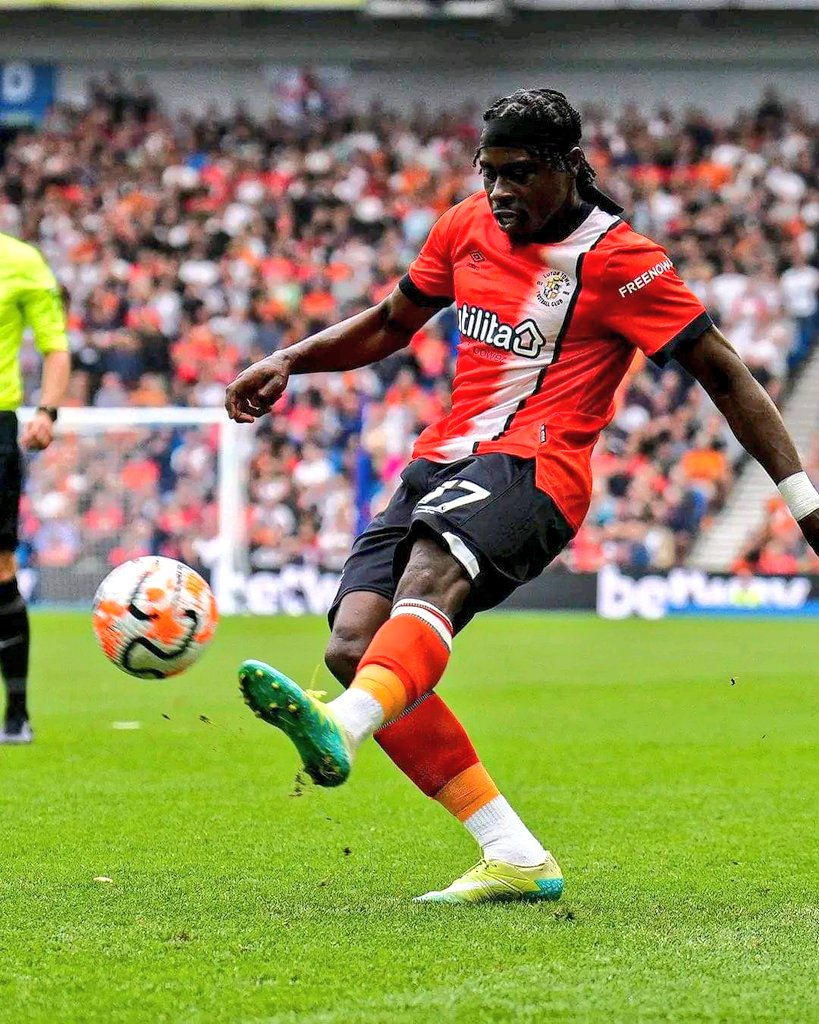 This photo is already English football history. Pelly-Ruddock Mpanzu, 29 years old, making his Premier League debut with Luton. He is the first footballer in history who, with the same team, rose from the fifth to the English first division. There were a total of 4 promotions