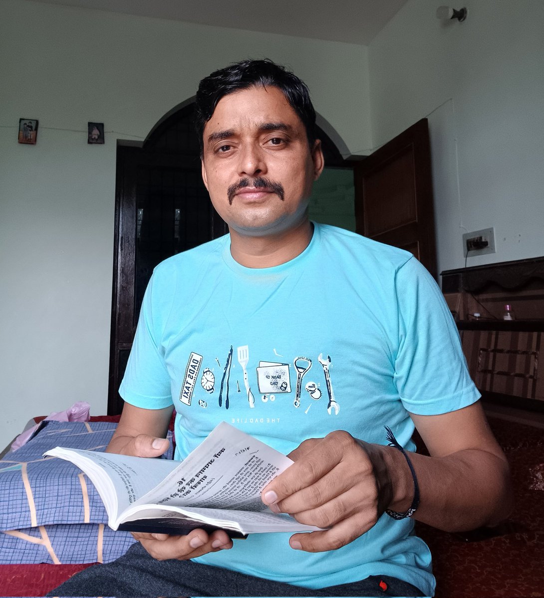 si_chaudhary's tweet photo. किताब 
        🥰✨️ किताब पढना तो बहाना भर हैं, हर पंक्ति में करीने से लगे शब्दों में वर्णमाला का हर अक्षर तुम्हारी याद दिलाता हैं, हमारी किताब, हमारे सपनो के पन्ने समेटे राह दिखाती किताब, .... न कोई हस्तक्षेप, न कोई शिकवा,  बस तुम और मैं... अनंत तक ! ✨️❤️ https://t.co/Nx0D2j4ORL