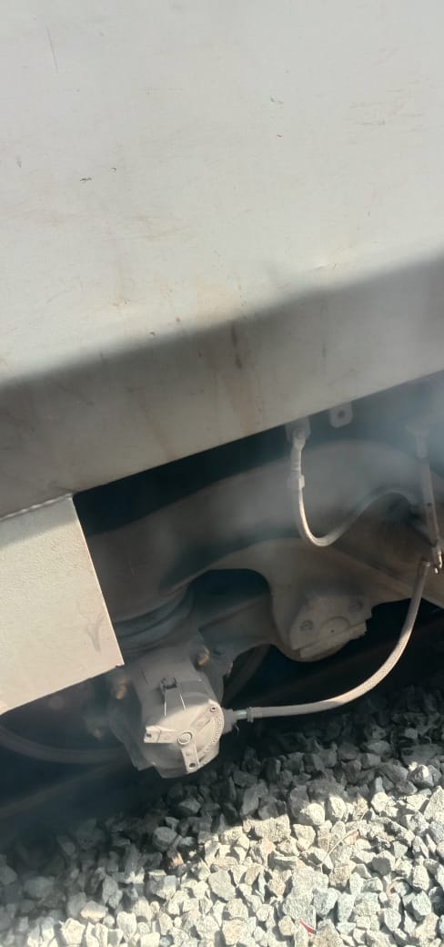 DeccanChronicle's tweet photo. Secunderabad- Vijayawada train stopped at Jangaon for inspection after smoke in one of the bogies on Sunday.
#TrainSafety #EmergencyStop https://t.co/owTAgMIiIG
