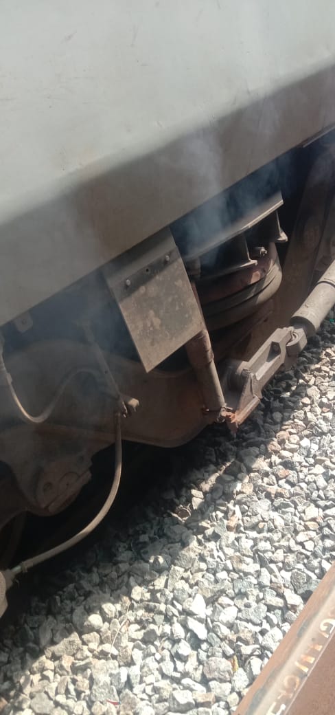 DeccanChronicle's tweet photo. Secunderabad- Vijayawada train stopped at Jangaon for inspection after smoke in one of the bogies on Sunday.
#TrainSafety #EmergencyStop https://t.co/owTAgMIiIG