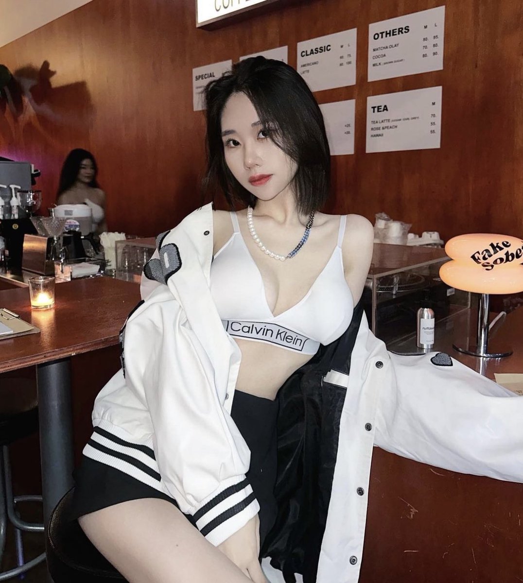 母狗穿Ck真的好色❤️
#意淫 #婊子 #母狗 #大奶 #內衣 #肉便器