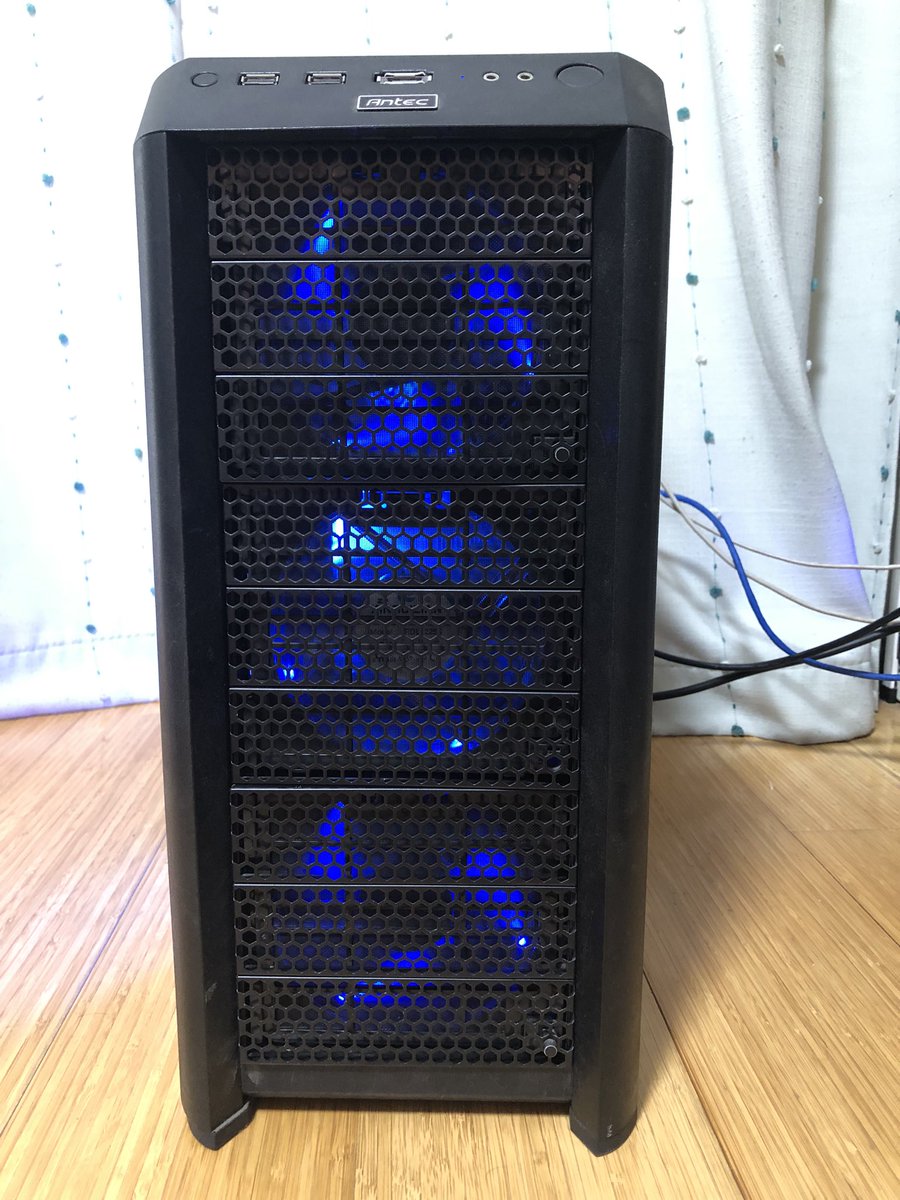 ubucyan's tweet image. 久し振りに電源投入してみました。

NINEHUNDRED TWO

標準のフロントファンは二段ですが、昔秋葉原にあったantecさんのショールームで追加購入して三段にしてあります。

#antec 
#NINEHUNDRED TWO