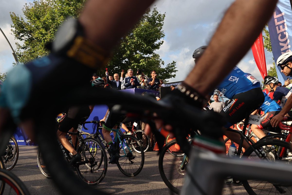 OA_BAK's tweet photo. Turkcell Granfondo İstanbul Bisiklet Yarışı’nın başlangıcını yaptık.🚴🏻‍♀️🚴🏼‍♂️

Güzel bir İstanbul sabahında 40 ülkeden 1400 sporcuyla herkese günaydın diyoruz!🙋🏻‍♂️ https://t.co/CpJNLEpzQU