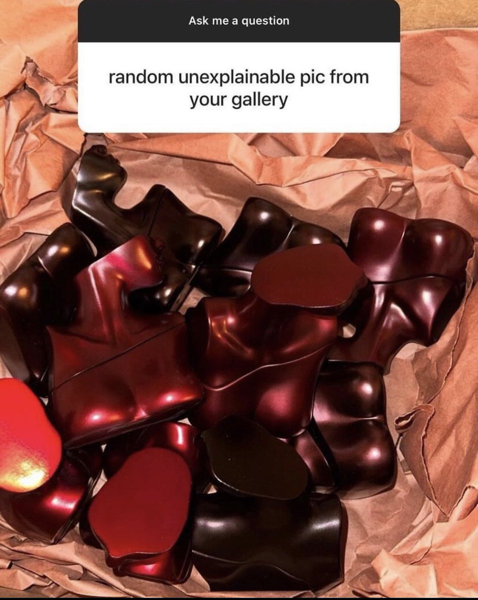 _billiesbxtchh's tweet photo. no one understands how much i want eilish 3 to be christmas scented... the red, the timeline, just everything https://t.co/MLEUcw5cus