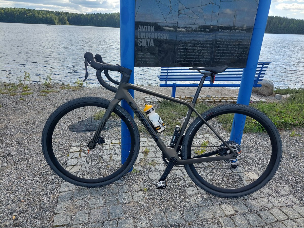 PutkonenHanna's tweet photo. Hankin pitkän jahkailun jälkeen työsuhdepyörän ja voe mahoton- tämä on rakkautta ensi silmäyksellä! Käsitykseni pyöräilystä on muuttunut perustavanlaatuisesti - meno fillarilla voikin olla kivaa ja keveää. 😅🤩 Kiitos kannustuksesta polkemiseen, #uef ! https://t.co/iHBDYAj0IO