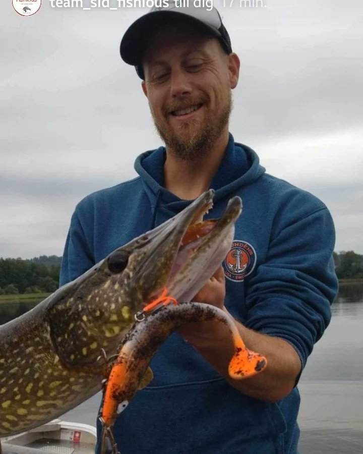 Fick första rapporten från Team Sid Fishious på Jaktia Jönköping/ Custombaits  nya gummibete som släpptes igår i deras egna färg "Jaktialaken" Åk upp till butiken i morgon och nyp en av dom få som finns kvar i första batchen.  #gädda #jaktia <a href="/Custombaits11/">Custombaits</a>