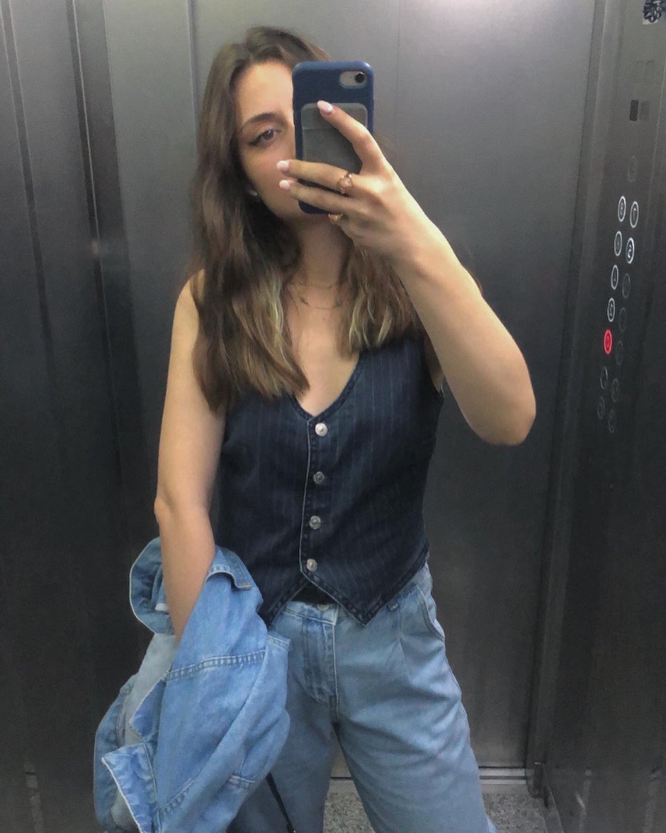 seemaaay's tweet photo. +Knock knock
-Who is this?
+Mirror selfie… https://t.co/qkOByHl2cd