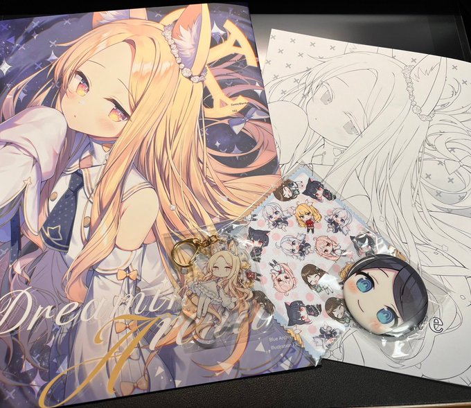 とぴあ先生(  )の新刊セットを無事確保。ブルアカ二次創作イラスト沢山見てるしみんな最高だと思ってるけど、どなたか一人推しを上げるならとぴあ先生がいっちゃん好きってくらい好き。筆致も色味も雰囲気も刺さる・・・。そして食べるアリス缶バッジの圧笑う