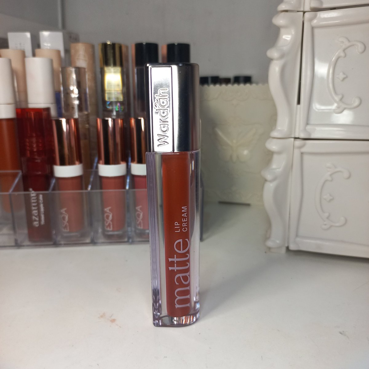 fleuwry's tweet photo. 3. Wardah Exclusive Matte Lipcream ( 22 Rouge Velvet)

Lipcream wardah ini formulasinya beda bgt sama kemasan yg dulu. Yang ini ga kering sama sekali, nyamarin garis bibir, terus packagingnya cantik. Tapi sayang banget dia tuh bleber gitu, pas dibuka produk yang keluar banyak bgt https://t.co/cuHZuZsk87