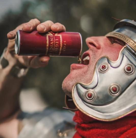 QuintusFrl's tweet photo. Connaissez-vous la Roman Red Bull : la Posca ???  [THREAD]

Particulièrement populaire auprès des légionnaires romains, ce breuvage a des propriétés isotoniques et se trouve  également mentionné dans la bible ou d'autres sources antiques, comme une boisson très populaire.   1/8 https://t.co/TiEpv2OLB0