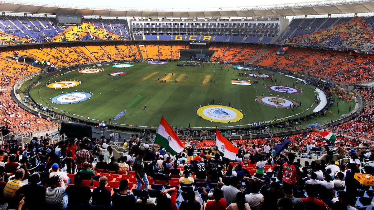 _FaridKhan's tweet photo. Imagine the No. 1 ODI batter in the world Babar Azam leading the No. 1 ODI team in the world Pakistan in the ICC World Cup clash against India at Ahmedabad 🔥

Then he plays his trademark cover drive in front of a capacity crowd of 110,000 people. And Pakistan will win In Shaa Allah ❤️ #CWC23