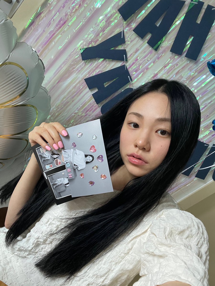 [#이제이]

제이 생일파티에 와준 블리스들 고마워요!
우리 귀염둥이 제이가 블리스에게 선물 남기고 갔답니다🤭
그 선물은 뭐냐면.. coming soon