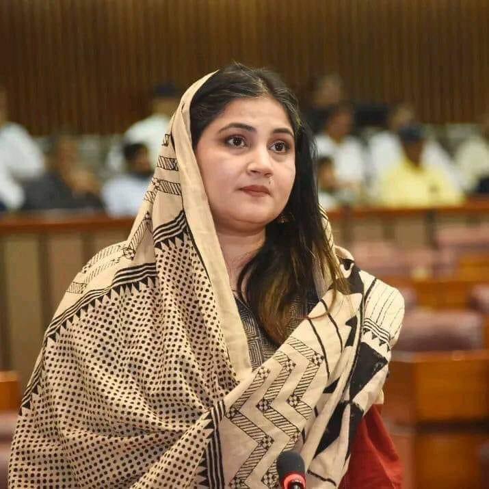 اس ڈیڑھ سال میں جس خاتون نے حقیقی اپوزیشن کا کردار ادا کیا اس کا نام سائرہ بانو ہے، آپ سب بھی دل سے ان کو خراج تحسین پیش کریں🙏🏻❤
اللّٰہ پاک میڈم سائرہ بانو کو اپنے حفظ و امان میں رکھے
آمین🤲🏻