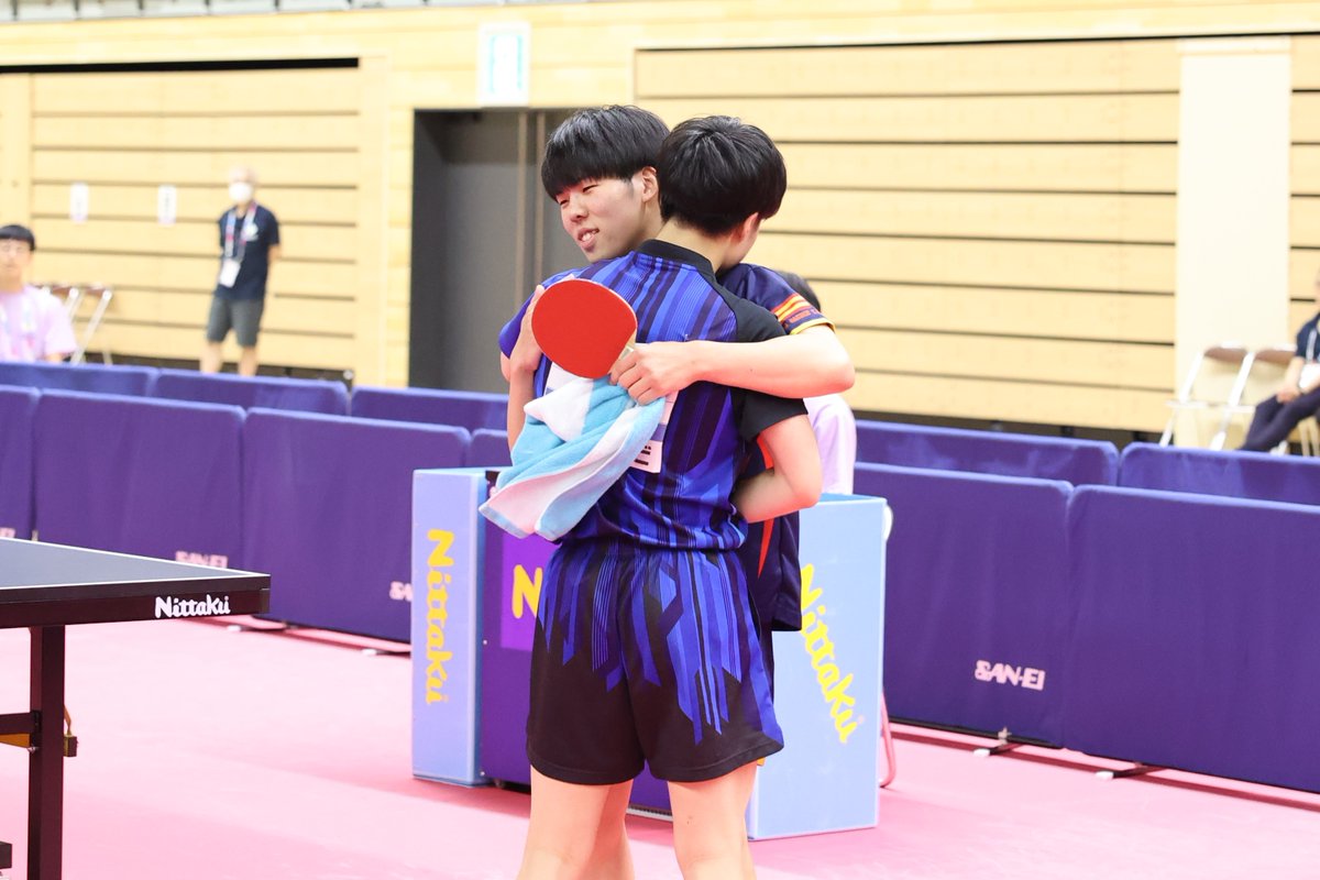 Rallys_pingpong's tweet photo. #インターハイ2023

男子シングルス決勝終了後の様子📷
お互いを称え合いました👏 https://t.co/cgg6RzUikt