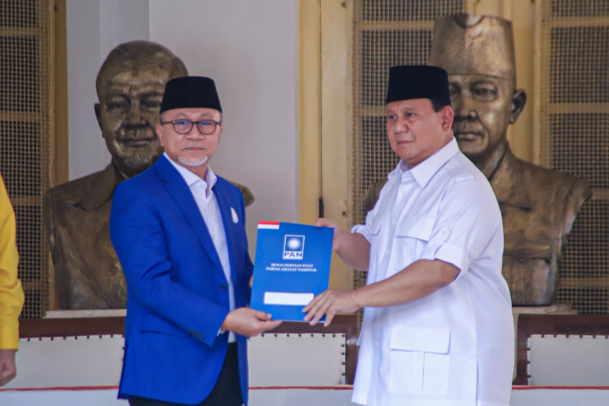 ZUL_Hasan's tweet photo. Museum Perumusan Naskah Proklamasi. Tempat bersejarah untuk hari yang juga bersejarah

Bismillah, kolaborasi @Gerindra @golkar_id, @Official_PAN, dan @DPP_PKB siap berjuang bersama-sama mendukung Pak @prabowo sebagai Calon Presiden RI periode 2024-2029. https://t.co/vJvxzd9BLy