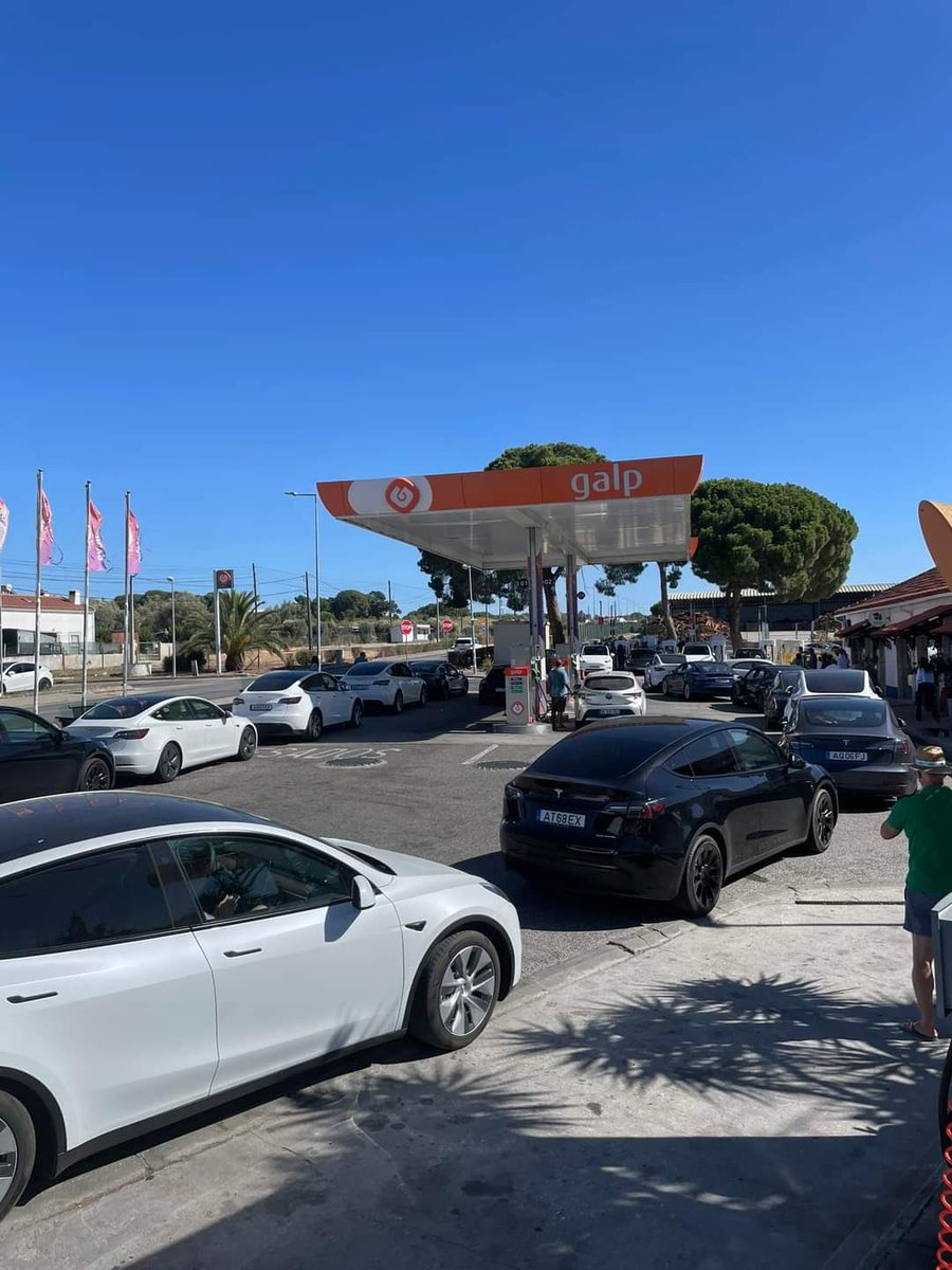 16 #Tesla esperando para cargar en Portugal ante la atónita mirada de los que repostan tranquilamente en la gasolinera. Perfectamente el último de la cola se puede esperar 2 horas para enchufar el coche más el tiempo de la carga. Viajar en eléctrico es rápido y cómodo auuuh!!