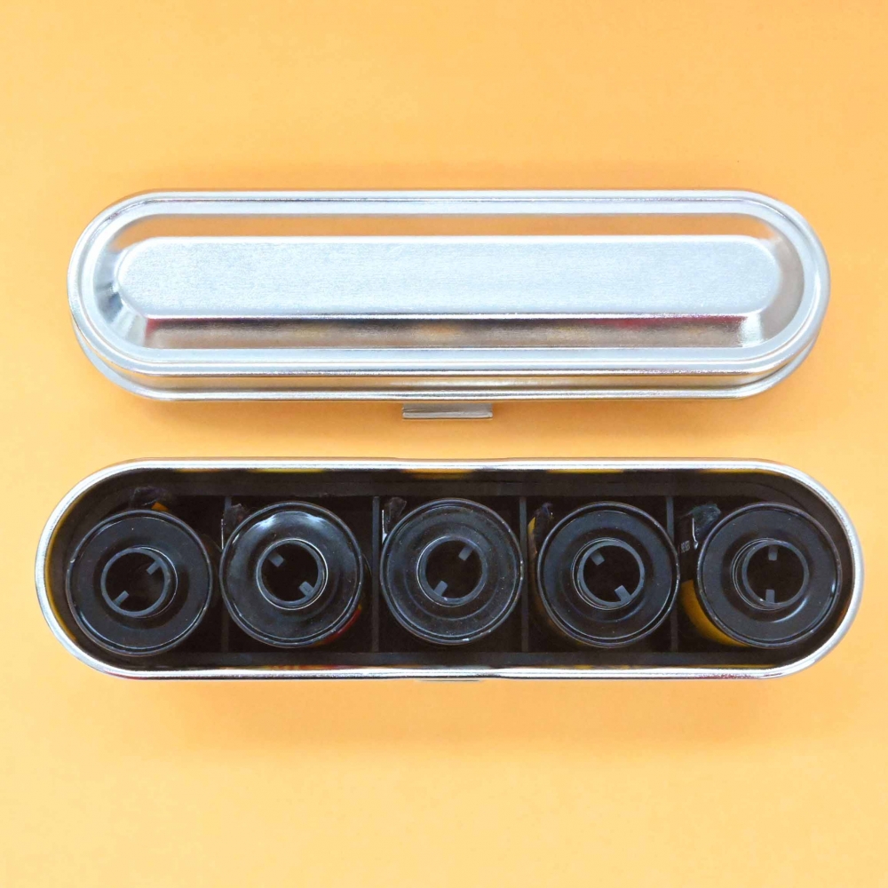 champcamera's tweet photo. #Kodak #FilmCase　By #港北ニュータウン
スチール製のレトロな質感が人気のKodakフィルムケース。インナーはプラスチック製で35mm５本収納と10本収納の2サイズ展開。カラバリも豊富でフィルムの持ち���びが楽しくなるアイテムです。
#フィルムケース #film 
https://t.co/nO85KLqqyj https://t.co/UuoPdlPdS3