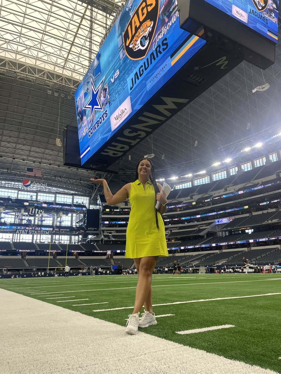 _HaileySutton's tweet photo. anyways. today was unreal. i had my parents in the stands watching me sideline my first NFL game for the best team in the world. It doesn’t get any better. Grateful is an understatement 💙🏈🤞🏽✨🎤📺 https://t.co/omslIExefd