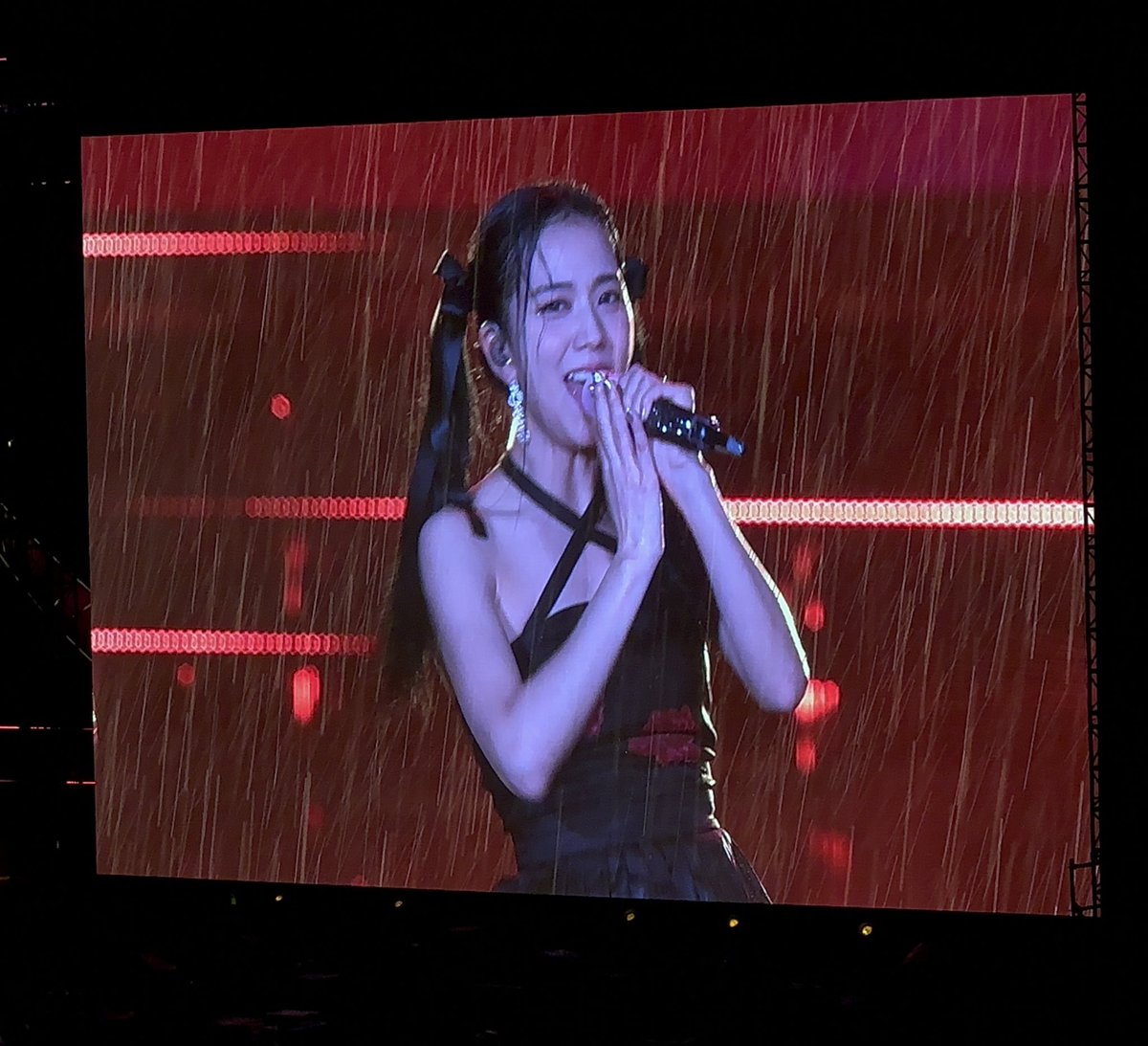 hyunbugg's tweet photo. some rain pics of blackpink from today <3 https://t.co/gE9kZOnnrJ